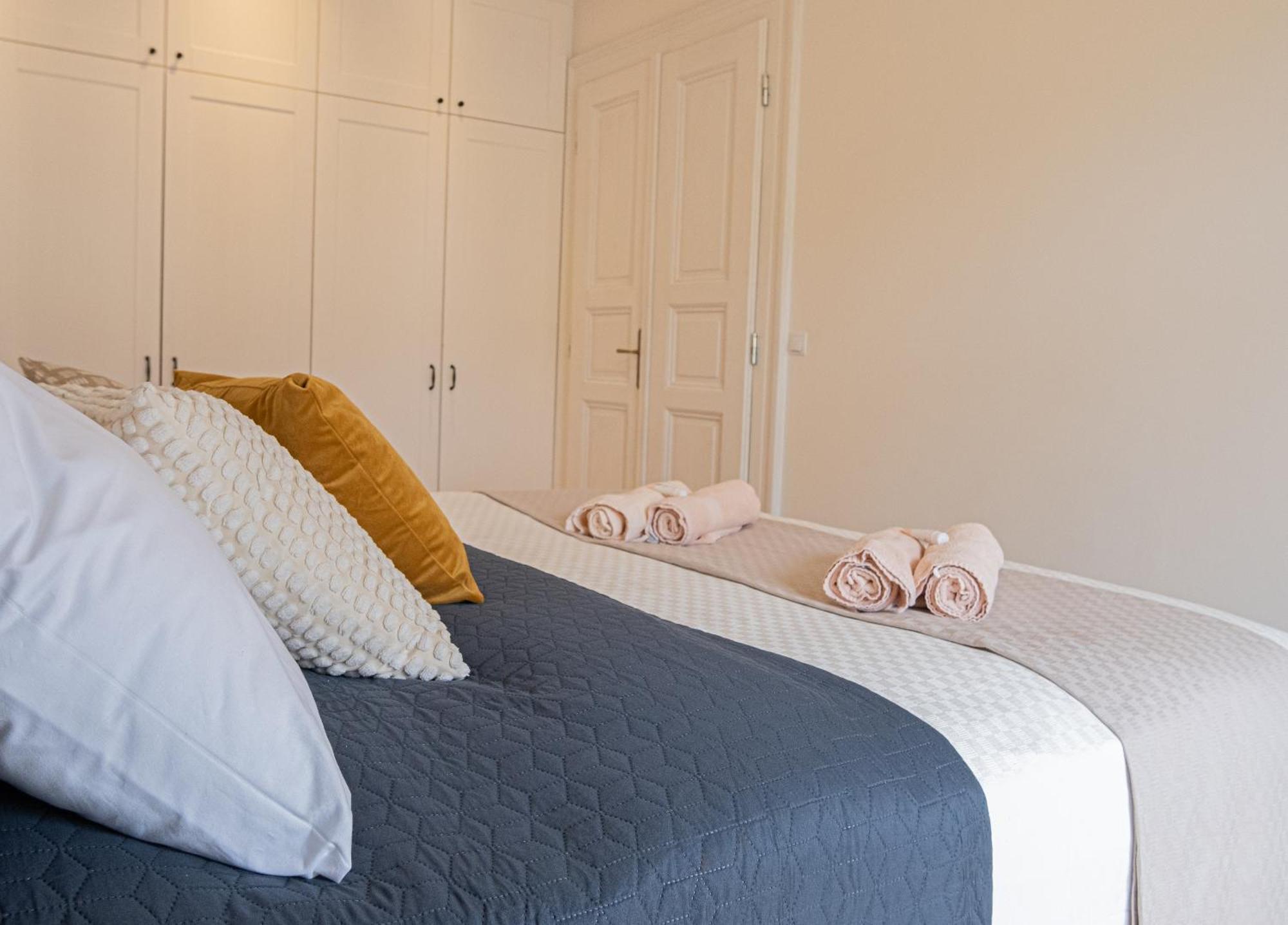 Apartment Spacious Near Castle Prag